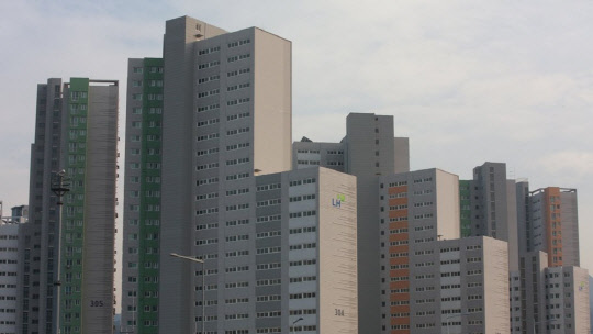 한국토지주택공사(LH)가 건설한 임대주택을 1년 이상 빈 집으로 방치해 발생한 임대료 손실이 100억원에 이르는 것으로 드러났다. 사진은 LH아파트 전경.  연합뉴스